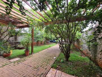 Casa estilo edícula com amplo jardim e área de garagem. A residência possui espaço de churrasqueira com forno e fogão a lenha, banheiro que atende essa área. Interior da casa com três ambientes de sala e cozinha integrada, repleta de armários. 
Piso superior com três dormitórios todos com armários, sendo uma suíte e banheiro social. Dois dormitórios possuem varanda para frente verde da casa. 
Abrigo coberto para 3 carros.