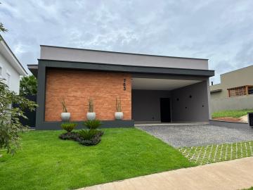 Linda casa térrea e nova, com 3 suítes, sendo os banheiros com gabinete, espelho, box, sala ampla com pé direito alto integrada a cozinha com armários planejados e despensa, lavabo, lavanderia completa de armários, iluminação completa, quintal área gourmet coberta e paisagismo. 4 vagas sendo 2 cobertas.

Bancadas da cozinha e lavanderia em granito preto São Gabriel Velvet. 
Pias das suítes em mármore bege Bahia. 
Pia do lavabo em mármore travertino.

