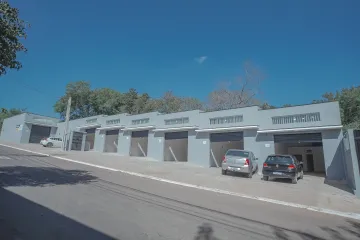 Localizado em um bairro que está em expansão, este imóvel é a oportunidade ideal de incrementar os comércios e serviços locais, que contam com grandes empresas, igrejas, lojas e escolas em uma rua com grande fluxo de veículos. 
- 81,34m² de área útil; 
- Fachada de 4,85m; 
- Pé direito de 3,80m; 
- Amplo salão; 
- Copa; 
- 2 banheiros, sendo 1 já adaptado para PNE; 
- 2 vagas de recuo. 

Oportunidade! Agende sua visita.