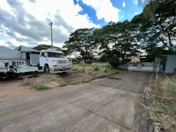 Galpão Industrial Para Alugar em Piracicaba com as seguintes características: 

- Área Total do Terreno: 6.440 m²
- Área Construída: 2.687 m²
- Área Livre de Galpão Aprox. 2400 m²
- Pé direito de 8m
- 1 Doca
- Almoxarifado, Escritório, Copa, Vestiário e Garagem coberta.
- Pátio de aproximadamente 3.500 m²
- Possuí cabine primária. Energia: Trifásico.

O Imóvel fica em um dos distritos industriais  mais importantes da cidade, onde se concentra um grande número de empresas de pequeno, médio e grande porte, inclusive algumas Multinacionais como a  Caterpillar Brasil Ltda, Elring Klinger do Brasil Ltda, Cnh Industrial entre outras.