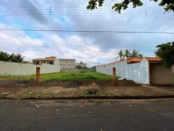 Terreno à venda em condomínio fechado Jd. Vila Verde, localizado no bairro Dois Córregos. Localização privilegiada, próximo a mercados, bancos, farmácias, hospitais e outros serviços essenciais.

Medindo 480 metros quadrados com topografia plana, o lote possui 12 metros de frente por 40 metros de fundo. 

O condomínio Vila Verde possui portaria e segurança 24 horas, cercado por muito verde com praças e jardins. Ideal para quem busca uma vida tranquila e segura em um local de fácil acesso.

Não perca a oportunidade de construir sua casa dos sonhos em um dos melhores condomínios da região. Entre em contato conosco e agende sua visita para conhecer este incrível terreno.