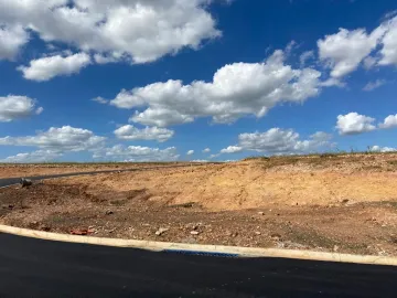 Terreno de ESQUINA à venda no condomínio Canadá com 390m²