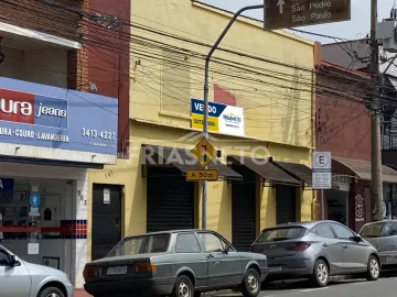 Excelente prédio comercial com localização de destaque, sendo a frente voltada para uma das principais avenidas do bairro, a Avenida Rui Barbosa, com fácil acesso a pontos estratégicos de Piracicaba e diversos comércios e serviços como o Restaurante Monte Sul JK e Shopping Piracicaba. 
- 317,09m² de terreno; 
- 202,85m² de área construída; 
- 10,50m de frente; 
- 30m de fundo; 
- Prédio tipo sobrado; 
- 1 salão no piso térreo; 
- Piso superior com copa, cozinha, 2 salas, banheiros e amplo quintal. 

Agende sua visita!