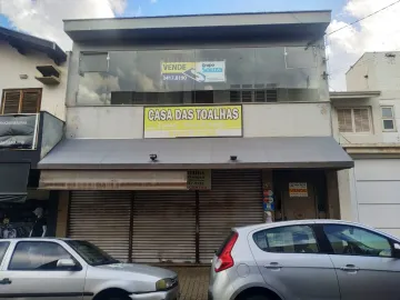 Localizado na Rua Dom Pedro II, com fácil acesso ao bairro Alto, a Rua Governador Pedro de Toledo e Avenida Independência, além de ficar a poucos metros do Mercadão Municipal e os terminais Central de Integração e Rodoviário de Piracicaba. 
- 424m² de terreno; 
- 352m² de área construída; 
- Salão com 2 banheiros; 
- Cozinha; 
- Copa; 
- Sala de TV; 
- Quintal grande com viveiro; 
- Edícula com banheiro, quarto de depósito e lavanderia; 
- Piso superior com 3 dormitórios, sendo 1 suíte, sala de TV, banheiro e varanda com vidros. 

Agende sua visita!