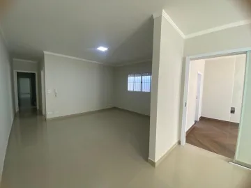 Casa completamente reformada, com vocação para se tornar imóvel comercial, em excelente localização, na Rua Visconde do Rio Branco, com fácil ao Centro e a Avenida Independência. Próximo a comércios de renome como Pão de Açúcar e academia Bio Ritmo. O bairro Cidade Alta é um dos mais valorizados de Piracicaba, oferecendo uma infraestrutura completa, com escolas, supermercados, farmácias, restaurantes e muito mais. Além disso, o bairro é muito tranquilo e seguro, ideal para quem busca qualidade de vida e bem-estar.
 - 229,20m² de terreno; 
- 169,75m² de área construída; 
- 5 salas, sendo 1 com banheiro; 
- 3 vagas; 
- Portão eletrônico. 

Agende sua visita!