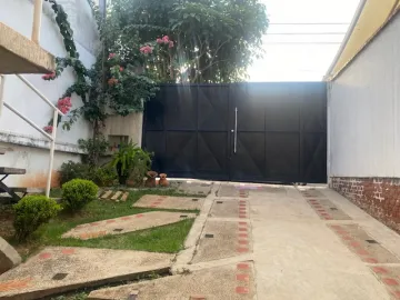 Ótima casa na Vila Monteiro, 125 metros de terreno e 80,70 m² de construção distribuída em sala dois ambientes, 03 dormitórios, 02 banheiros com box e gabinete, cozinha com gabinete, lavanderia, quintal com churrasqueira, 02 vagas. Aceita financiamento e FGTS.
