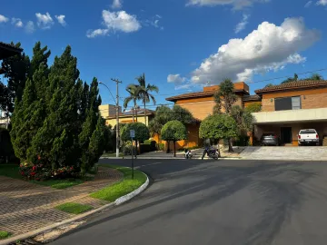 Venda de Residencial - Casa em Condomínio no bairro Terras de Piracicaba 2, com 3 dormitórios sendo 1 suite, com 4 garagens - área construída 298,56m² - área terreno 402,62m².

Esta é a oportunidade que você estava esperando para adquirir a casa dos seus sonhos em um dos bairros mais valorizados de Piracicaba. Localizada no condomínio Terras de Piracicaba 2, esta casa em condomínio fechado oferece segurança, conforto e tranquilidade para você e sua família.

Com uma área construída de 298,56m² e um terreno de 402,62m², esta casa conta com 3 dormitórios, sendo 1 suíte master com closet e banheira de hidromassagem, cômodos completos de armários planejados. Além disso, a casa possui uma ampla sala de estar com lareira, sala de jantar, cozinha planejada, lavabo, área de serviço e dispensa.

A área externa da casa é um verdadeiro convite para momentos de lazer e descontração. Com uma piscina, churrasqueira, jardim e uma varanda espaçosa, você poderá desfrutar de momentos inesquecíveis com sua família e amigos.

O condomínio oferece ainda uma infraestrutura completa de lazer e segurança, com portaria 24 horas, quadra poliesportiva, playground, salão de festas e muito mais.

Não perca esta oportunidade única de adquirir a casa dos seus sonhos em um dos melhores bairros de Piracicaba. Entre em contato conosco e agende uma visita!