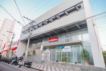 Imóvel comercial em excelente localização, com intenso fluxo de veículos e pedestres, ladeado pela Praça Central da Catedral de Piracicaba, farmácias, lojas e comércios de grande renome. 
- 2.294m² de área útil; 
- Imponente fachada revestida de vidro blindex e com concreto aparente; 

O imóvel é dividido em: 
- Subsolo com 847m² de construção com 20 vagas cobertas e demarcadas; 
- Pavimento térreo: 853m² de construção, pé direito duplo, 2 banheiros adaptados para PNE; 
- Mezanino com 476m² de construção, com vestiário e salas divididas em drywall e vidro temperado; 
- 1º Pavimento: com 685m² dividido em estrutura em drywall, banheiros e cozinha. 
- O imóvel para alugar conta com ar condicionado central, elevador e escada de emergência. 

Oportunidade exclusiva, agende sua visita.  
