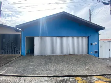 Casa para locação em excelente localização do bairro Nova América, próxima a diversos comércios e serviços como o supermercado Coop e com fácil acesso a Avenida Piracicamirim e ao Terminal de Integração do Piracicamirim. 
- 162,62m² de área útil; 
- Sala 2 ambientes; 
- 3 dormitórios, sendo 2 suítes; 
- Banheiro social; 
- Sala de jantar; 
- Cozinha; 
- Ampla lavanderia coberta; 
- 3 vagas na garagem. 

Agende sua visita.