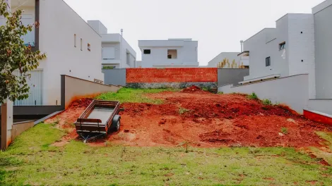 Excelente terreno no condomínio Villa Daquila. São 327 metros quadrados com leve aclive de fácil acesso a portaria, proporcionando maior facilidade para funcionários do dia a dia. 
O terreno fica em local estratégico no condomínio, próximo a praças, área de lazer e tudo isso numa rua tranquila de pouco movimento. 
Marque ja sua visita.
