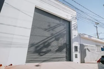 Se você está procurando um salão comercial com pé direito alto, imponente e  localizado em rua com intenso fluxo de veículos e pedestres, não perca esta oportunidade. Este salão possui uma área construída de 110,34 m², com escritório e banheiro.  O salão está situado em uma região privilegiada, posto de combustível, supermercados e comércio em geral. Não deixe de conferir esta ótima opção para o seu negócio.