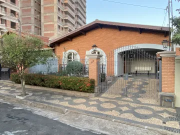 Linda casa à venda, no bairro Vila Monteiro, em Piracicaba.
Com 4 dormitórios com armários, sendo 1 suíte , tendo sacada, conta com amplas salas, estar, jantar e jardim de inverno, cozinha com armários planejados, banheiro social  e lavabo, lavanderia coberta, escritório e quartinho de despejo na parte inferior do imóvel.
Ampla fachada em tijolinho a vista com jardim e 2 vagas.