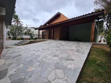 Casa em localização privilegiada, próximo a avenida Cruzeiro do Sul, imóvel térreo com espaços amplos, sala com pé direito alto, detalhes do teto e viga em madeira garapeira e imbuia, 3 dormitórios, sendo 3 suítes, cozinha com armários, área de luz, lavanderia coberta, banheiro de serviço. Garagem para 6 carros.
