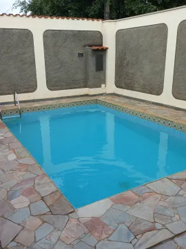 Casa com piscina , 4 vagas de garagem 3 dormitórios ( 1 suite ) 2 com armários, sala , otima cozinha com armarios  area serviço . Edicula com 1 dormitorio , sala, cozinha e banheiro , varanda grande e amplo quintal com churrasqueira.