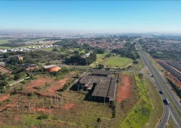 A localização desta área é o seu grande destaque: localizada na Rodovia SP-308, Comendador Mário Dedini (Rodovia do Açúcar trecho Piracicaba/Capivari), Bairro Taquaral. As edificações erigidas sobre o terreno são apenas as fundações, pilares, vigamentos e lajes, sendo que a construção proposta nos projetos para instalação do empreendimento Shopping Park Taquaral S.A. não foi concluída.  
- 79.367,68m² de área; 
- 302,55m de fachada; 
- Cota no nível da via; 
- Forma irregular e superfície seca; 
- Topografia com declive; 
- Área em esquina. 

Agende sua visita!