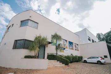 Salão para alugar em excelente localização, próximo a Rodovia Piracicaba - Rio Claro, com 510 m² de terreno e 499,85 m² de construção com mezanino.
- 4 vagas de Recuo.
- Recepção planejada teto rebaixado em gesso, com luminária, balcão/gaveteiro, computador, Impressora, Tv 32p , Poltronas, Cafeteira  e Ar condicionado.
- 4 Banheiros, sendo 1 PNE
- Salão com vão livre de 400 m2, pé direito de 7,5, janelas em blindex, telha sanduiche, iluminação pronta c/ luminárias, preparação para condicionado split em todo salão, caixa de som instaladas, sistema de alarme e monitoramento de câmera instaladas.
- 2 salas
- Cozinha planejada, mesa e cadeiras, fogão e geladeira.
- Lavanderia e área de serviço
- Portão de entrada lateral automático ,com 5 m de Altura.
- Mezanino possui:
-Escritório planejado com Mesa, Ar condicionado, persiana, Tv 32p e Banheiro com gabinete.
-2 Banheiros
- Sala de Reunião em blindex com vista para o salão.