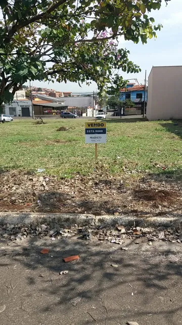 Com uma área de 175 m² e medidas de 7 m por 25 m, ele oferece um bom espaço para construção. Além disso, o fato de estar localizado em um bairro consolidado e próximo a comércios é uma vantagem significativa, por ter acesso conveniente a serviços e comodidades próximos. Ao considerar a topografia favorável do terreno, você terá menos desafios durante o processo de construção, o que pode ajudar a reduzir os custos. 

Este lote só sera vendido, juntamente com o lote 6  quadra B (ao lado do KSI 146733).
Estuda financiamento de terreno e construção, aceita carro como parte de pagamento até 50% do valor, estuda parcelamento.