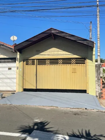 Casa para locação no bairro Jardim Ibirapuera em Piracicaba. 
Possui 2 dormitórios, 1 banheiro, sala, cozinha, lavanderia e quintal coberto. 
Vaga de garagem coberta, com portão eletrônico e cerca elétrica nos fundos. 
