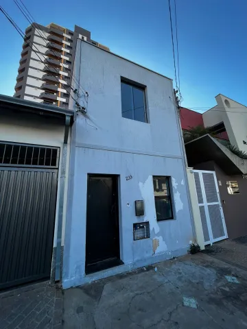 imóvel para alugar em Piracicaba, próximo da Esalq, Av Carlos botelho com vários comércios, restaurantes, barzinho, famácia e bancos.
O Imóvel foi todo reformado e pintura nova.
Parte de de baixo:  Sala, lavabo, Cozinha planejada com Cook top e área de serviço coberta. (telhado todo rustico e piso porcelanato)
Parte superior: 2 dormitórios com teto em gesso rebaixado, piso vinílico novo sendo um com ar condicionado  e 1 banheiro. 
Podendo também ser utilizada para fins comerciais (mediante aprovação dos órgãos públicos). 
