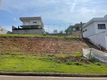 Terreno em Condomínio para compra no bairro Reserva Jequitibá (Santa Rosa) em Piracicaba\SP.

Conta com 324 m² de área total sendo 13,35 m de frente. Possui topografia em aclive, propiciando um projeto de garagem no nível da rua e a casa no pavimento superior.

O condomínio é muito seguro, conta com segurança 24h, portaria de acesso controlado, monitoramento de câmeras, cerca elétrica em todo perímetro. 

Proporciona clima agradável com suas praças arborizadas e lazer completo com piscina adulto e infantil, quadras poliesportivas, quadra de tênis, fitness, brinquedoteca, playground, salão de festas, salão de jogos, espaço pet e muito mais. 

Não avalia financiamento.
Não avalia trocas.
