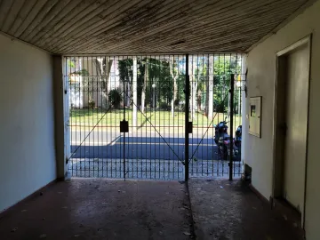 Imóvel com vocação comercial -  próximo ao colégio Moraes Barros - com 3 salas, cozinha ampla, banheiro, lavanderia e quintal com despejo. Um 