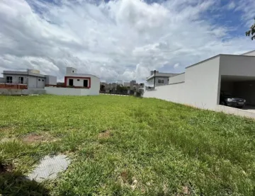 Terreno a venda no Condomínio Unimep Taquaral em Piracicaba/SP.

Este condomínio oferece portaria 24 horas para garantir a sua segurança e privacidade, além de uma série de facilidades que você e sua família irão adorar. Há quadra de tênis, campo de futebol, quadra poliesportiva, playground, pista de caminhada e salão de festas, proporcionando muito lazer e diversão para todas as idades.

O lote é totalmente plano com 250m² e a localização dentro do condomínio é excelente, permitindo que você aproveite ao máximo todas as comodidades que o condomínio tem a oferecer.

Se você está buscando um lugar seguro e tranquilo para construir a casa dos seus sonhos, ou mesmo um lugar para investir, este terreno é a escolha certa para você.

Agende já a sua visita!
