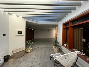 Casa com 3 dormitórios com armários embutidos, sendo 1 suite com ar condicionado, armário no corredor, sala de estar e jantar, copa e cozinha planejada, área de servico, quintal com churrasqueira e edícula com banheiro. 2 vagas de garagem, portao eletronico e interfone.
Lugar tranquilo e aconchegante próximo a supermercado, igreja e área de lazer.