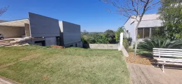 Excelente lote em condomínio fechado de alto padrão, área total de 451m²,com localização e vista privilegiada. Condomínio possui clube com: piscinas, academia, espaço gourmet, churrasqueira, campo de futebol e quadra de tênis.