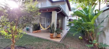 Casa em condomínio com sala 3 ambientes e lavabo, 3 dormitórios sendo 1 suíte com armário embutido e ar condicionado, cozinha planejada, banheiro social, lavanderia coberta e amplo quintal gramado.
Agende uma visita.
