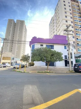 Imóvel Comercial Espaçoso no Centro de Piracicaba - Venda e Locação

Prédio comercial em esquina com uma localização privilegiada e uma ampla variedade de espaços para atender às necessidades do seu negócio. Com três pavimentos bem distribuídos e um total de 14 vagas de garagem cobertas, este imóvel é a combinação perfeita de funcionalidade, conveniência e acessibilidade.

Características Principais:

Área Total do Terreno: 368,39 m²
Área Construída: 901,57 m²

Térreo:

Amplo salão aberto;
Sala de Tecnologia da Informação (TI);
02 salas de reunião bem projetadas;
Cozinha funcional;
03 banheiros bem distribuídos, incluindo 01 com acessibilidade.

Piso Superior:

05 salas individuais;
03 dessas salas contam com banheiros privativos;
Banheiro adicional com acessibilidade;
Copa aconchegante;
Banheiro de serviço.

Agende uma visita hoje mesmo e explore todas as possibilidades que este espaço tem a oferecer.