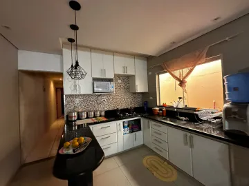 Casa em terreno de 125 m ², com 2 dormitórios sendo 1 suite, 1 banheiro social, sala, cozinha americana, corredor lateral e quintal com lavanderia.

Churrasqueira de alvenaria na garagem, piso em porcelanato, armarios planejados, portas e box blindex e ventilador de teto