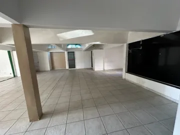 Ótimo salão para locação em Piracicaba, em localização estratégica com fluxo intenso de carros e pedestres, na área central da cidade, contendo amplo salão no térreo e no piso superior, cozinha, banheiros na parte superior e inferior, pronto para seu negocio.
