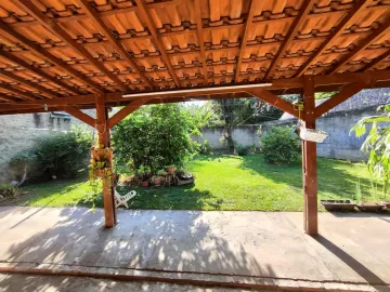 Casa com 3 suítes no centro de Santa Terezinha, em bairro tranquilo com toda comodidade de supermercados, padarias, bancos, bem iluminada e arejada, com quintal grande gramado, churrasqueira, sala ampla, escritório, cozinha com armários, lavanderia, lavabo e 04 vagas de garagem. Com salão comercial anexo alugado.
Terreno com 705,95 m ² e 277,08 m² de construção.