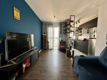 Apartamento a venda no Ed. Por do Sol, 2 dormitórios, sala com sacada, banheiro social, cozinha planejada, área de serviço, 1 vaga.
Portaria 24 horas, salão de festas, piscina, quadra poliesportiva, academia.
Aceita financiamento.