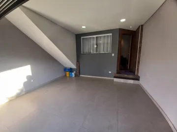 Casa, com 02 dormitórios com armários, sendo 01 suíte com closet, sala de visita, sala de jantar, cozinha planejada, lavanderia, área gourmet, 02 vagas de garagem com portão eletrônico.