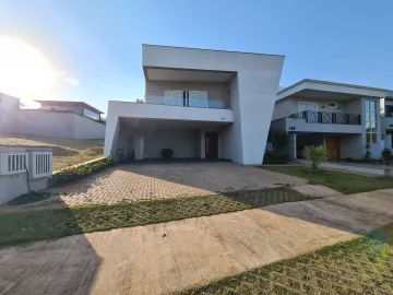 Casa pronta para morar no condomínio Villa D'Áquila.
Com 358 m² de terreno e 307 m² de construção, esse imóvel possui excelente projeto, pensado em conforto, requinte, um projeto moderno e integrado para receber amigos e familiares, não perdendo a praticidade do dia-a-dia.

O imóvel possui uma sala com pé direito duplo proporcionando sofisticação, ventilação e iluminação.

A sala de estar é integrada a sala jantar que conta com despensa e o espaço gourmet com churrasqueira, banheiro e piscina aquecida, sendo um ambiente perfeito para encontros e reunião privativas.
O piso superior conta com escritório, três suítes com ar-condicionado, sendo 01 suíte com closet e sacada.

O imóvel esta equipado com iluminação embutida, energia fotovoltaica, revestimentos louças e torneiras de excelente qualidade.
Área de serviço com armários embutidos e quarto de despejo. 
Aceita financiamento e FGTS.