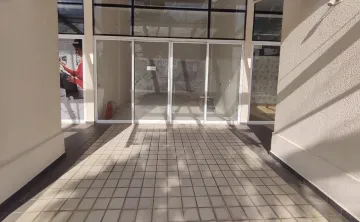 Loja comercial para venda na Av Independência, no Edifício Head Tower. Loja no contrapiso, com pé direito alto conta com 50,28m² de área útil, banheiro e 01 vaga de garagem. Excelente opção para quem quer montar uma loja, em uma das principais avenidas de Piracicaba.
