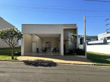 Venda de Residencial - Casa em Condomínio Lazuli com 3 dormitórios e 2 garagens - área construída 140,00m² - área terreno 230,00m² em Piracicaba/SP

Esta é a oportunidade que você estava esperando para adquirir a casa dos seus sonhos em um excelente condomínio. Localizada no Residencial Lazuli Clube, esta casa oferece todo o conforto e segurança que você e sua família merecem.

Com 3 dormitórios, sendo 1 suíte e 2 com armários embutidos e climatizados, sala de estar climatizada com pé direito alto e painel de tv, copa integrada com a cozinha planejada estilo americana (com balcão). A casa possui aquecimento central de água. 
Tem um excelente espaço gourmet , com churrasqueira elevatória e grelha argentina,  quintal com piscina aquecida, hidro, tratamento através de ozônio, o que proporciona um ambiente aconchegante e perfeito para receber amigos e familiares.
 
O condomínio oferece uma infraestrutura completa, com portaria 24 horas, piscina, salão de festas, playground e quadra poliesportiva.

Aceita financiamento e FGTS. Estuda permuta com casa ou apto de menor valor ou terreno em condomínio fechado. 

Entre em contato conosco e agende já a sua visita!
