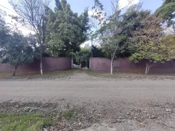 Chácara para venda no bairro Campestre. Possuí casa com 02 dormitórios, banheiro social, cozinha, churrasqueira, piscina, saúna, mini campo de futebol, pomar com várias espécies frutíferas.