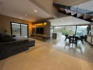 Se você está entre as pessoas que privilegiam a vista, vai adorar essa casa!
Os proprietários pensaram nos detalhes na hora de projetar essa casa e fizeram com muito carinho! 
São 3 suítes ( 1 master com closet), onde as paredes deram espaço a grandes vidros, trazendo luminosidade, sofisticação e leveza. Os  ambientes são integrados e a área externa conta com piscina com borda infinita, de onde se vê muito verde. 
Os eletrodomésticos são embutidos, marcenaria Dellon, ar condicionado e câmera de segurança externa.
Piscina com aquecimento elétrico e demais, aquecimento solar.
Um imóvel bonito, elegante e original!





