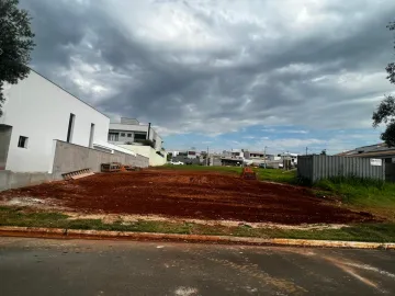 Terreno à venda no Condomínio Morada do Engenho, com excelente topografia e tamanho de 600m2. Localizado em um condomínio seguro e tranquilo, o terreno oferece uma ótima oportunidade para construir a casa dos seus sonhos. A topografia favorável facilita a construção, proporcionando um projeto mais prático e econômico. O condomínio oferece diversas comodidades, como área de lazer, segurança 24 horas e belas paisagens. Aproveite essa chance de adquirir um terreno espaçoso em um dos melhores condomínios da região.