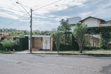 Casa espaçosa , estilo chácara encantadora à venda, desocupada e pronta para ser habitada.
São 396 m2 de bons acabamentos, distribuídos em um terreno medindo 1.155,00 m2 .
A localização é ímpar dentro do Condomínio Colinas do Piracicaba.
São três boas suítes, sendo uma delas no térreo e as outras duas no andar superior.
O imovel possui,cozinha, área de serviço, ampla e arejada sala de estar que se integra a uma deliciosa varanda gourmet.
NA varanda há uma churrasqueira, forno de pizza e fogão a lenha.
Possui ainda um amplo quintal com bastante verde e espaço livre para uma piscina, pomar, mini campo de futebol,etc
O condomínio está localizado na rodovia Piracicaba - São Pedro, é de fácil acesso, está a 14 minutos do centro da cidade,oferece total segurança, com ronda 24 hs, muros altos equipados com câmeras, cerca elétrica.
Os proprietários estudam proposta, analisam permuta e aceita financiamento e fgts.
Agende já uma visita com um de nossos corretores especialistas.
