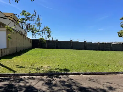 Terreno de 300 m² ( 10 x 30 m ), em ótima localização no condominio.