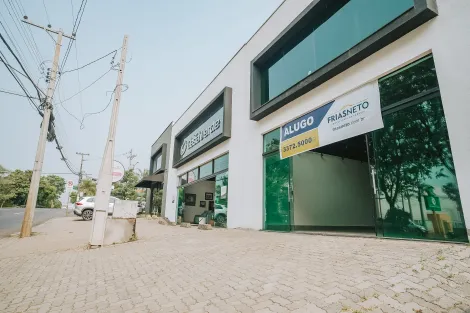 Localizado em avenida de intenso fluxo de veículos e pedestres e próximo ao Shopping Piracicaba, o salão é um charme e também vizinho de escolas, comércios, serviços, com fácil acesso a pontos estratégicos da cidade. 
- 44m² de área útil; 
- Pé direito de 7m; 
- Amplo espaço de estacionamento e vagas de recuo em frente ao imóvel. 

Agende a sua visita! 
