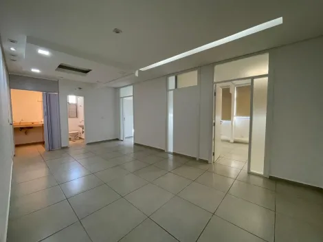 Sala comercial para compra no bairro alto, em frente a Santa Casa, em Piracicaba\SP.

64 m² de área útil.
Distribuídos em ampla recepção com copa e banheiro social além de 2 salas integradas com banheiro privativo. 
O imóvel ainda conta com 1 vaga de garagem.
