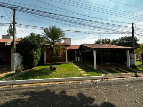 Casa no condomínio Flamingo, terreno de 406 m², com 216 m² de construção, 2 vagas de garagem, 3 dormitórios sendo uma suite, 1 banheiro social, sala 2 ambientes, cozinha, quintal com piscina, area gourmet, quarto de despejo, banheiro e sauna. Moveis planejados, ar condicionado, ventilador de teto....
