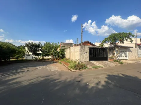 Lindo terreno no final da rua , com frente para área verde.Oportunidade Única de um dos ultimos lotes do bairro.