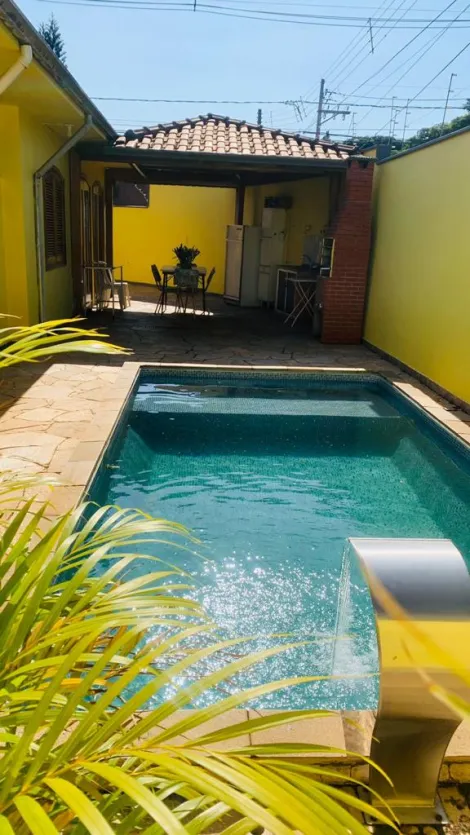 Excelente casa térrea no bairro Nova Piracicaba - parte alta. 
4 Dormitórios sendo 1 suíte - avarandada com piscina e área gourmet.
Em terreno de 378,5 m2 e aproximadamente 200 m2 de construção.
Aceita parte do pagamento em permuta com imóveis  / Veículos. 
