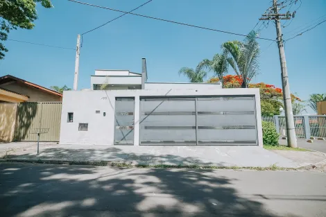 Três quartos amplos e arejados,sendo um apropriado para crianças
Área gourmet com churrasqueira, chapa para lanches e um delicioso pergolado para desfrutar de bons momentos com a família.