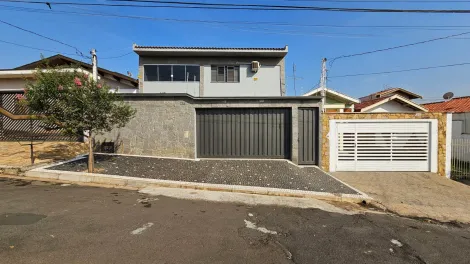 Linda casa para locação em Piracicaba, localizada no bairro Nova Piracicaba.

Possui 4 suítes, sendo 3 com armários e ar condicionado no piso superior.
No térreo, possui sala de jantar, sala de tv, cozinha completa de armários, lavabo, lavanderia, ampla área externa gourmet, com piscina, churrasqueira, forno de pizza e fogão a lenha, e um banheiro externo. 

Possui 4 vagas de garagem, sendo 2 cobertas. 

